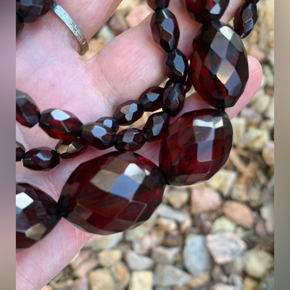 Cherry Bakelite Graduated Faceted Bead Necklace Simichrome TESTED 1.5 oz/42.5 gr - Picture 6 of 8